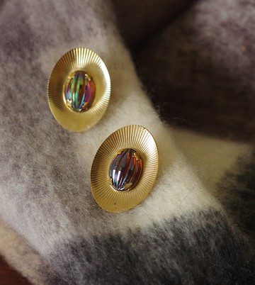 古董金色橢圓七彩光塑料夾式耳環 C695