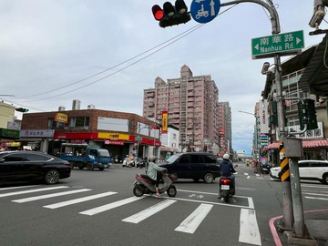 五甲商圈.南華路上大地坪透天店住｜高雄市鳳山區南華路