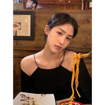 ARUNT SUTDIO/秋起 一字領露肩長袖T恤女2025春夏性感短款上衣ins