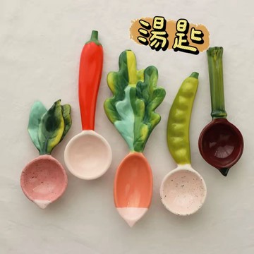 《胖胖ㄉ狗狗》蔬菜湯匙 造型湯匙 手繪 陶瓷攪拌棒 可愛 送禮推薦 辣椒湯匙 豌豆湯匙 餐具 紅蘿蔔 紫甘藍 甜菜