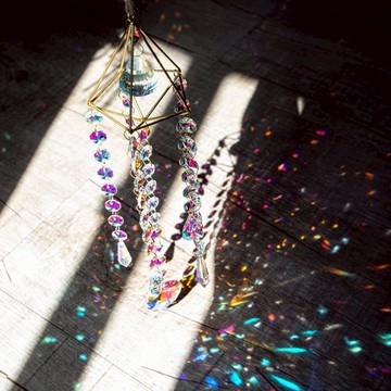 【台灣熱銷】太陽捕手 水晶 吊飾 居家掛件 風鈴 陽光雪花光彩虹開運水晶禮物房間窗戶變色捕光球聖誕節捕夢網 汽車車載掛件