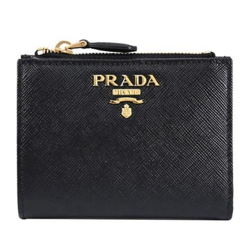 PRADA 1ML023 金屬浮雕LOGO防刮皮革對開扣式零錢短夾.黑