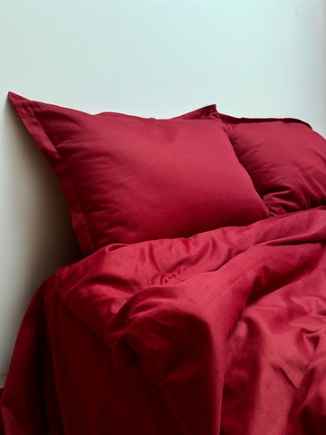 酒紅色枕套，100% 棉緞，信封式開口