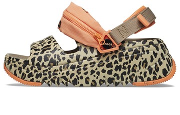 WMNS CROCS HIKER XSCAPE ANIMAL SANDALS KHAKI LEOPARD