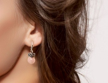 雕花王冠圓珠耳環-粉晶款 925純銀飾