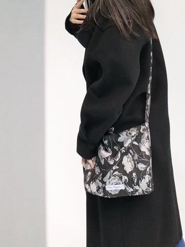 復古玫瑰壓花斜挎布袋  小眾單肩包 盤扣黑白經典簡約休閒