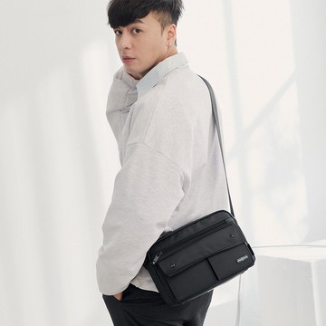 MANDE RHODE - 滑面經典風斜背包 - A5892-1K