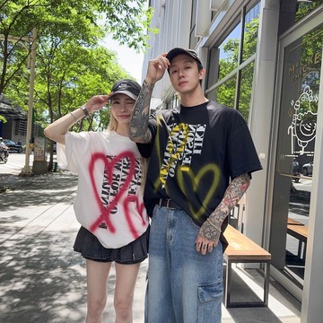 【AMERO】男裝 女裝 短袖圓領Ｔ恤 噴墨英文愛心印花 落肩 情侶裝