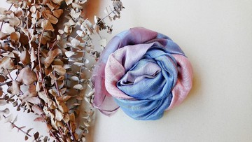 知染生活-天然植物染竹節絲棉圍巾/紅霞藍