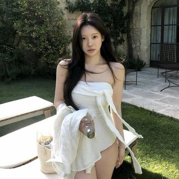 2026新款純色抹胸高級感泳衣性感女小清新抹胸連體泳裝仙仙的度假