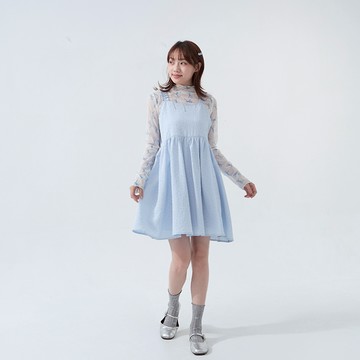 QUEENSHOP_F 女裝 長袖 滿版蝴蝶結造型高領透膚上衣 三色售 現+預 【01099156】