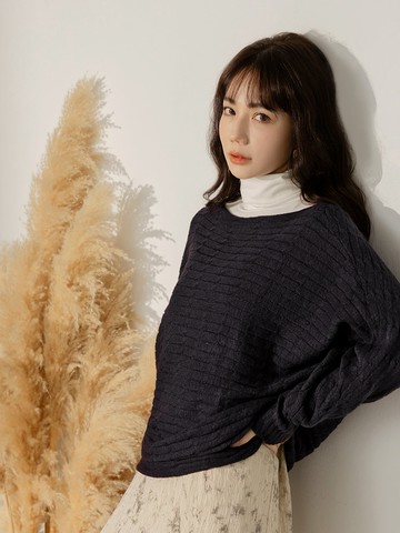 立體織紋船領長袖針織上衣