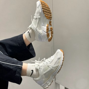 S.G NIKE W ZOOM VOMERO 5 休閒鞋 白灰棕 FJ2028-104 復古鞋 透氣 女鞋 運動鞋