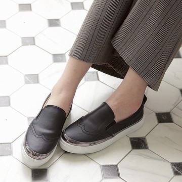 皮質滾銀邊雕花懶人鞋 1BD27