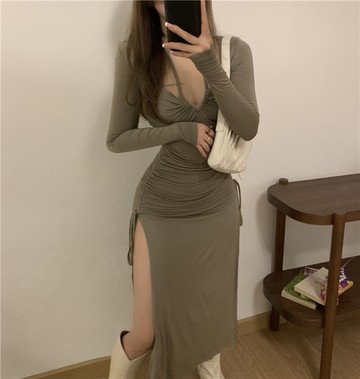 早春純欲風設計感掛脖式連衣裙女抽褶修身長袖包臀心機開叉中長裙