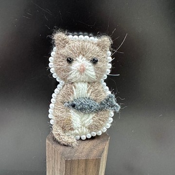 純手工立體刺繡別針 / 吃魚小貓