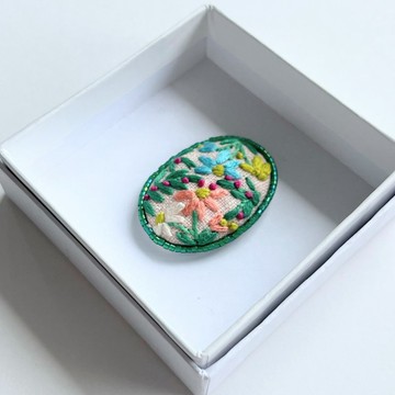 點綴珠飾的草花小巧刺繡胸針 (botanical)#252