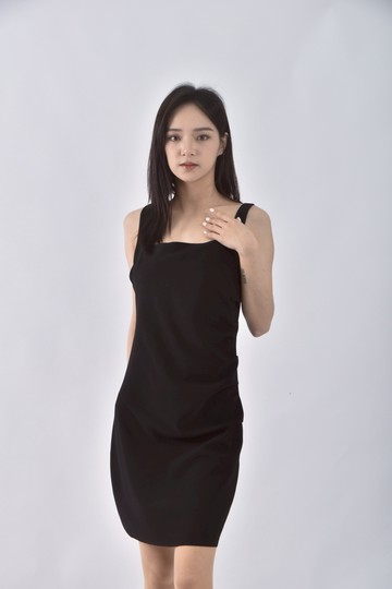 (S) 質感棉質素面黑色洋裝