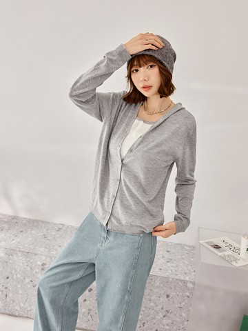 假兩件柔軟包芯紗連帽排釦針織上衣