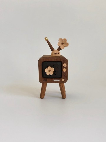 損壞的電視與花朵、木雕、手工藝品