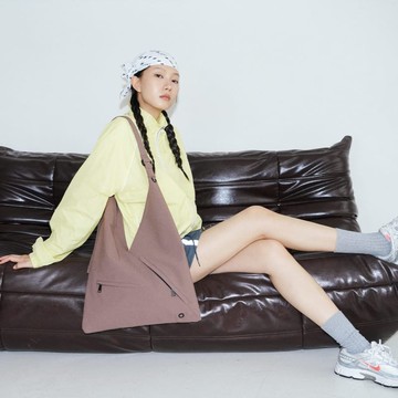 Luz 三角肩背包 深摩卡