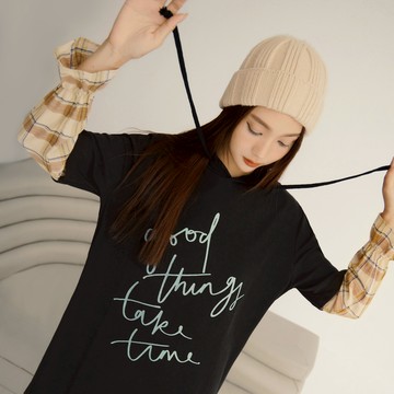 OB嚴選 長版假兩件格紋拼接印花連帽長袖上衣 《AB16522》全館現貨大尺碼/女裝/現貨