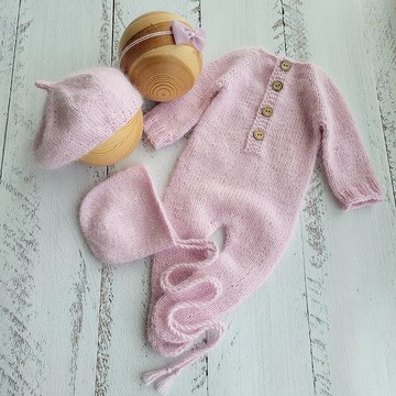 粉紅色的淡紫色蓬鬆的帽子，連身衣，包裹。新生兒拍照道具。