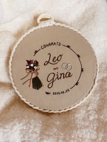 【客製】新人刺繡掛畫 / 新婚禮物/ 花束/ 客製英文名 / 結婚日期