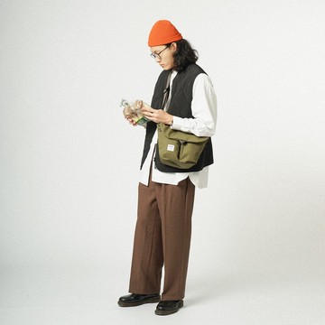 日常防潑水斜背包L號 KASEN ECO (橄欖)