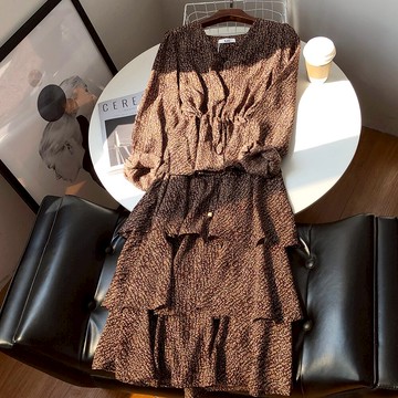 林系列 春裝年新款碎花連衣裙法式復古V領收腰顯瘦蛋糕長裙 J