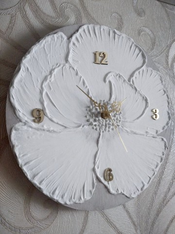 掛鐘，以灰色背景襯托白色花朵，適合喬遷、生日贈禮