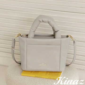 KINAZ 多層輕盈充棉柔軟皮革手提斜背包-香草奶灰-奶霜舒芙蕾系列