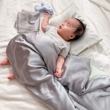 BEBE SILK 手工絲綢抱抱枕｜全蠶絲 × 寶寶的第一份安全感 - 雲朵藍