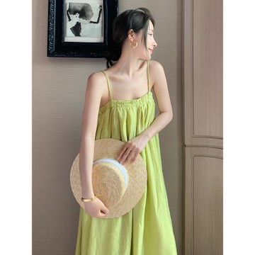 度假風綠色一字領平口吊帶裙雙細肩帶寬松長裙風琴百褶沙灘連衣裙