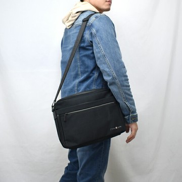 側背包 簡約黑色右下藍白紅小標包包【NZC31】