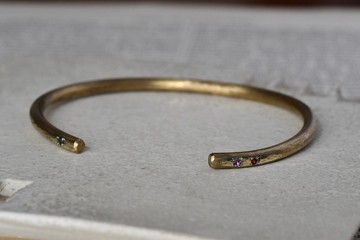 與古老的光芒共舞：紫水晶・紅寶石・黑鑽石