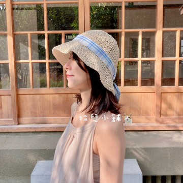「拉兒小舖」台灣現貨-韓 草帽 夏天 編織草帽 大沿帽 遮陽帽 海灘風   格紋蝴蝶結 手工編織草帽
