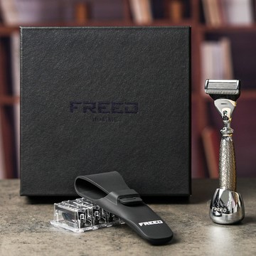 【FREED】尊爵四件組五刀式刮鬍刀禮盒 - F滿版鍍鎳浮雕