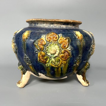 唐三彩貼花三足爐