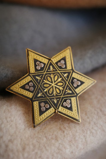古董金色黑金藝術大馬士革雕花星芒別針胸針 歐洲珠寶 A150