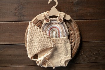 新生兒米色連身衣帶帽子：小新生兒的完美服裝