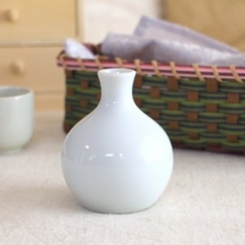 シンプルぽってり花瓶 日本製 美濃焼 フラワーベース 花瓶 花器 一輪差し フラワーポット 花入れ とっくり 徳利 ホワイト 白 陶器 シンプ |  LINEショッピング