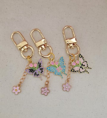 一款色彩繽紛、精緻華麗的蝴蝶造型鑰匙圈。