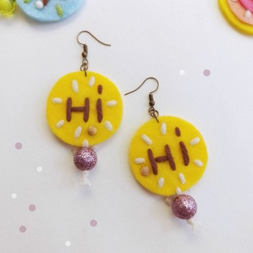 不規則造型手工耳環，繡有毛線與珠飾於硬質毛氈上，尺寸 1.5x3.25 英吋。