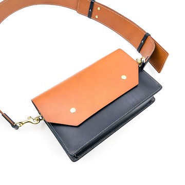 手工植鞣皮革-雙色斜背包