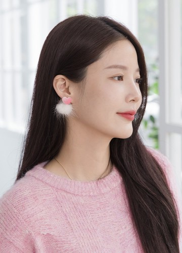 毛球粉甜心耳環