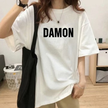 La Belleza圓領DAMON英文字印花棉質長版寬鬆T恤