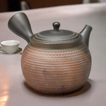 現貨 日本製常滑燒蜂巢濾網光影陶瓷茶壺 壺身光影流轉設計呈現獨特美感 外觀圓潤為茶葉最佳伴侶 日本進口