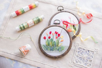 鬱金香花刺繡製作套件【為什麼不開始刺繡絲帶】這是一個可以用絲綢模糊絲帶輕鬆製作的套件。