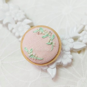 英式手工刺繡珠繡花圈木框胸針